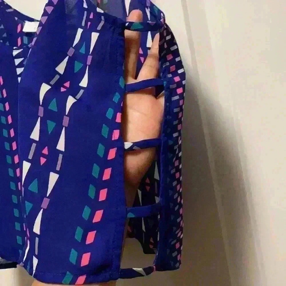 Blue top- like new - Picture 3 of 3